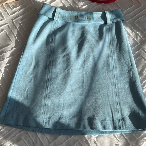 Light blue sued like belted skirt - Picture 2 of 4